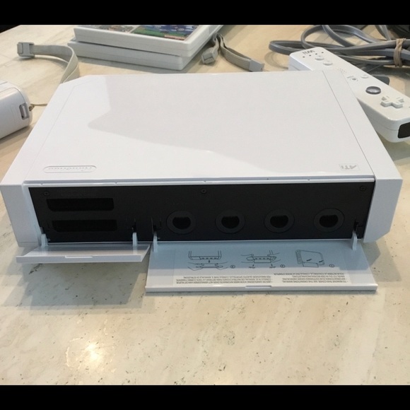 Wii Console Nintendo RVL-001 2 Remotes RVL 001 Controllers 2 Games Complete - Picture 7 of 11